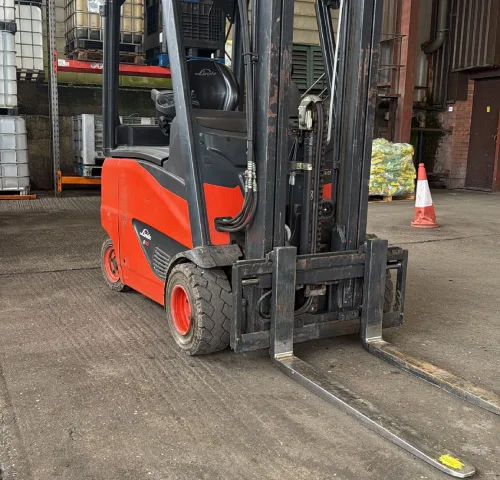 Counterbalance forklift operator course covering practical driving and safety skills