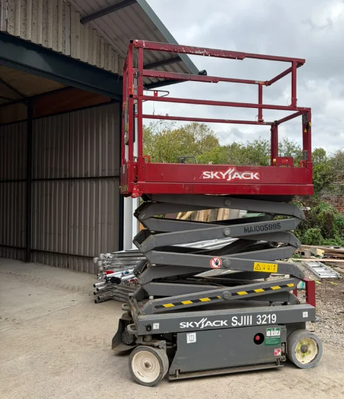 Scissor lift training focused on safe platform operation and controls