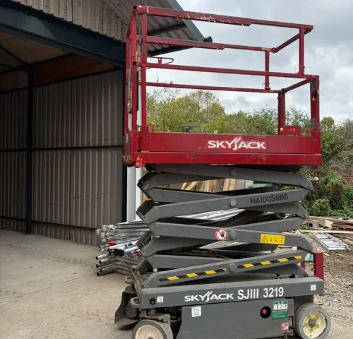 Scissor lift training focused on safe platform operation and controls